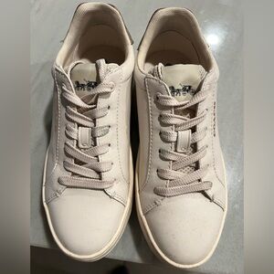 Coach Sneskers cream w/sig C accent sz 6 women